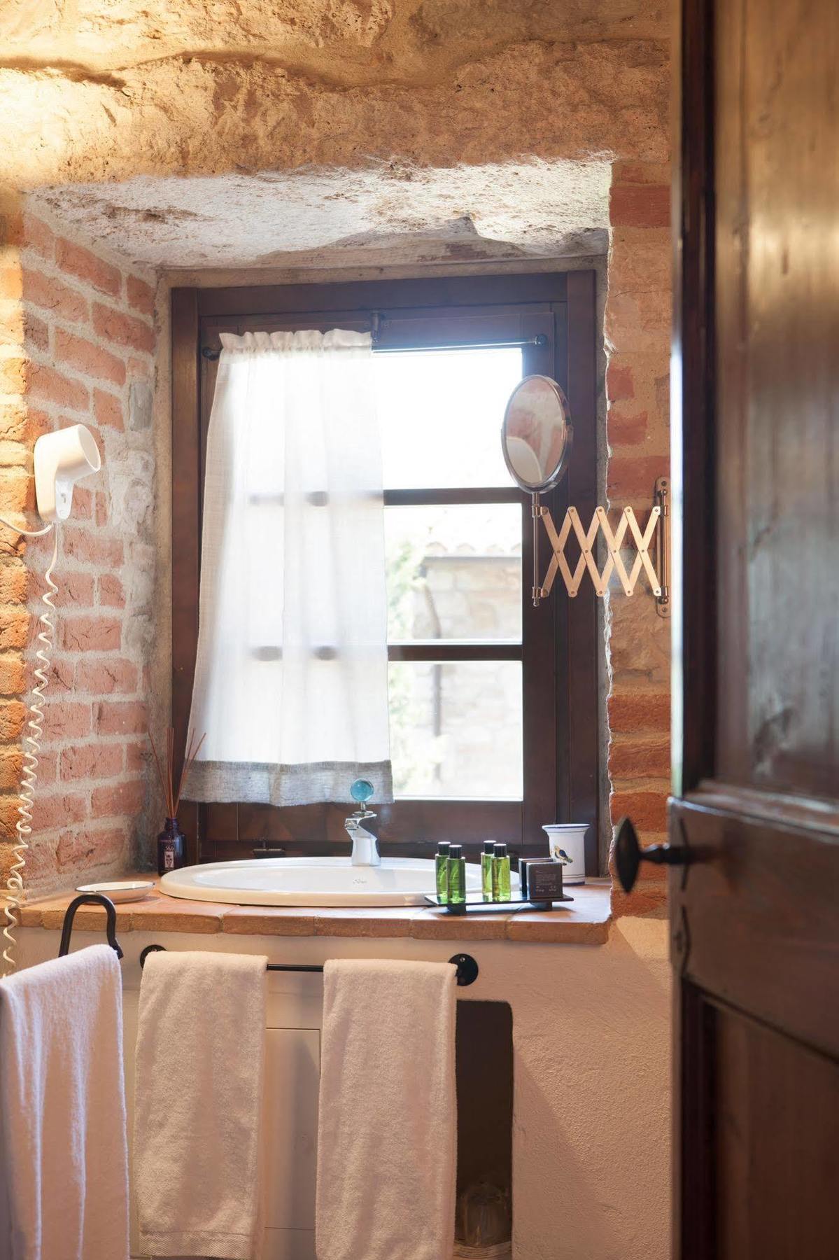 Tenuta Di Canonica โตดี ภายนอก รูปภาพ